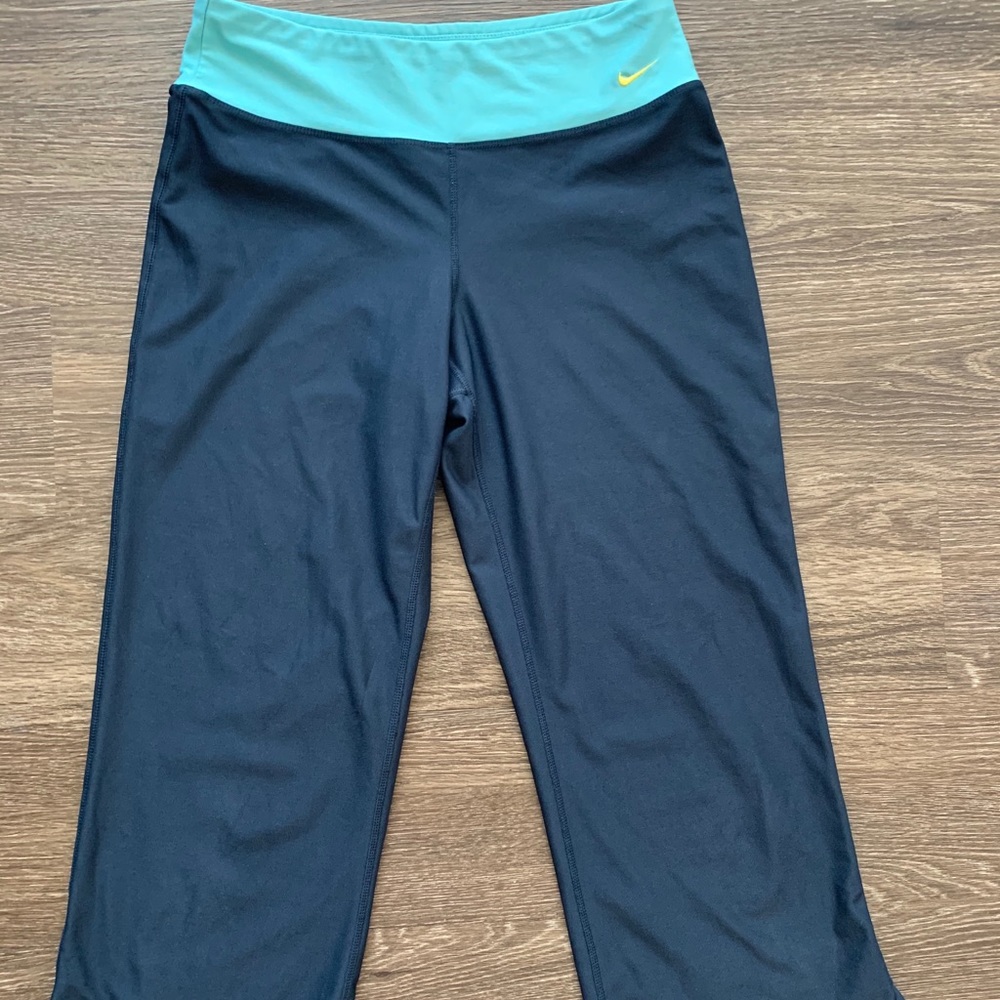 Nike DRY FIT (fit dry) YOGA CAPRI LEGGINGS